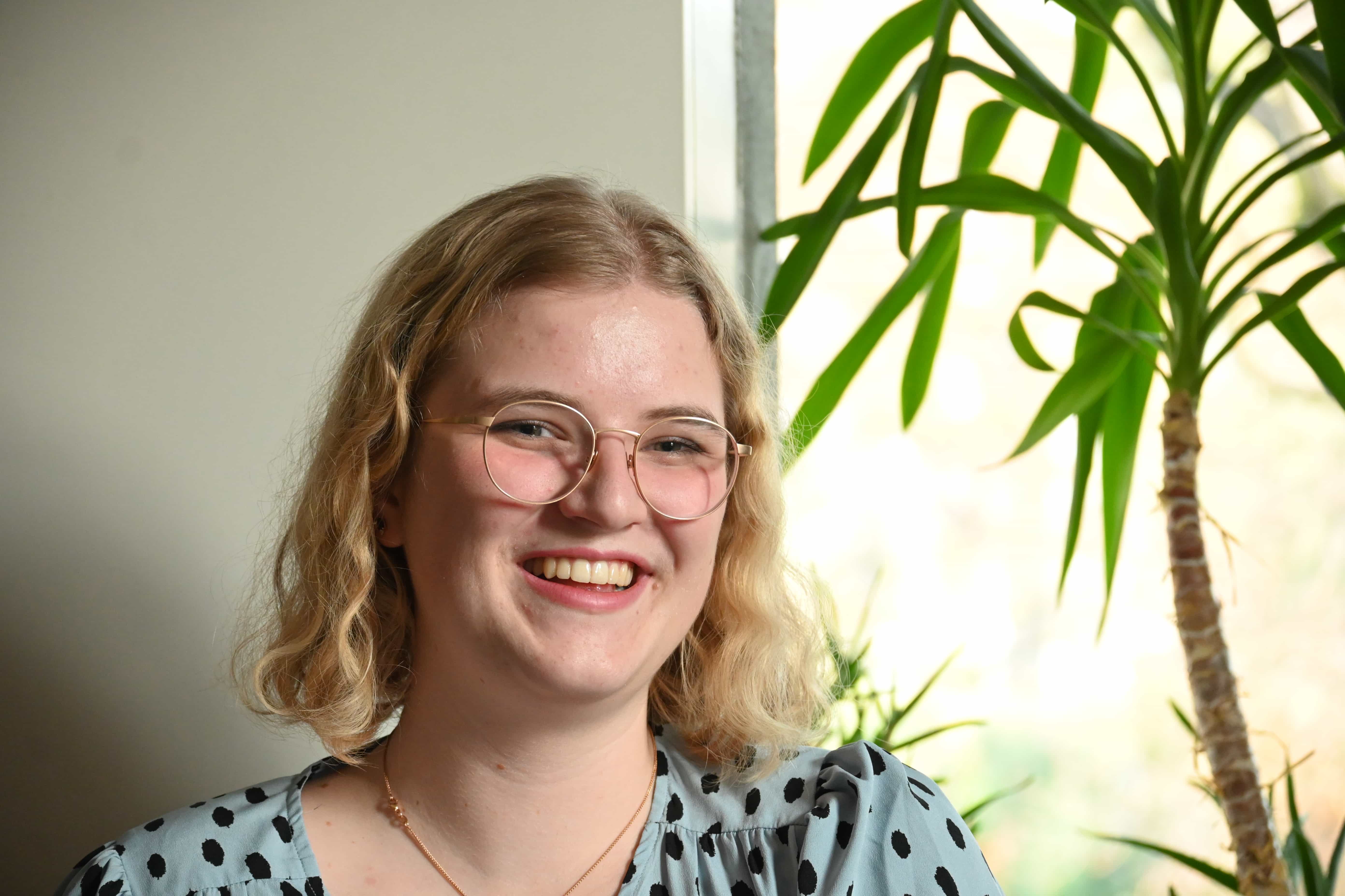 Irene (20) im Wohnzimmer